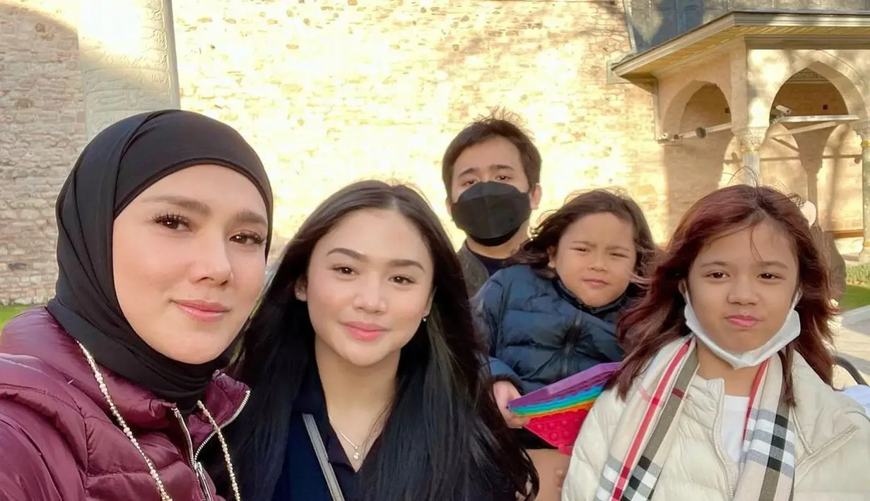 Mulan Jameela bersama Tiarani Savitri dan adik-adiknya menikmati waktu bersama sambil liburan ke luar negeri. (Foto: Instagram/@mulanjameela1)