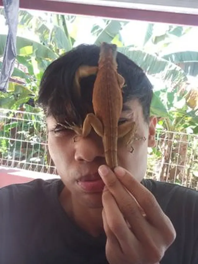 7 Potret Selfie Bareng Hewan di Muka, Bikin Merinding