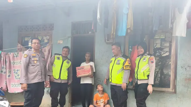 Tim Polsek Kalinyamatan datang membawa bantuan sembako kepada Sumberikah