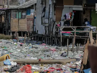 Suasana permukiman kumuh yang berdiri di atas tumpukan sampah di Kampung Bengek, Penjaringan, Jakarta Utara, Selasa (3/9/2019). Permukiman kumuh tersebut berdiri di atas rawa yang membeku karena timbunan sampah plastik, kasur bekas hingga limbah rumah tangga. (Liputan6.com/Faizal Fanani)