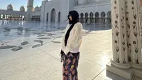 Jennie BLACKPINK Pakai Kerudung Saat Kunjungi Masjid di Abu Dhabi, Disebut Mau Ikut Kajian