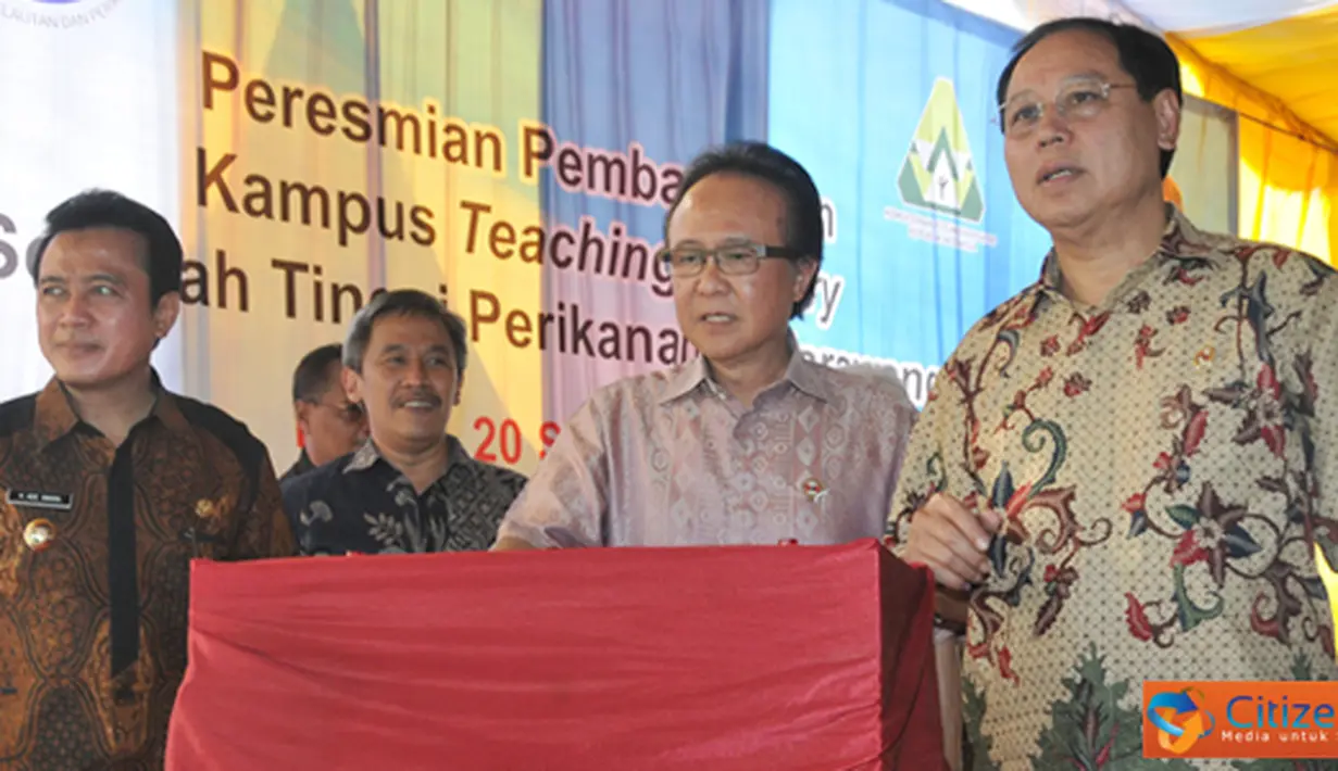 Citizen6, Karawang: MKP Sharif C Sutardjo dan Menpera Djan Faridz serta Bupati Krawang Ade Swara, menekan tombol sebagai tanda dimulainya pembangun Institute Kelautan dan Perikanan. (Pengirim: Efrimal Bahri).