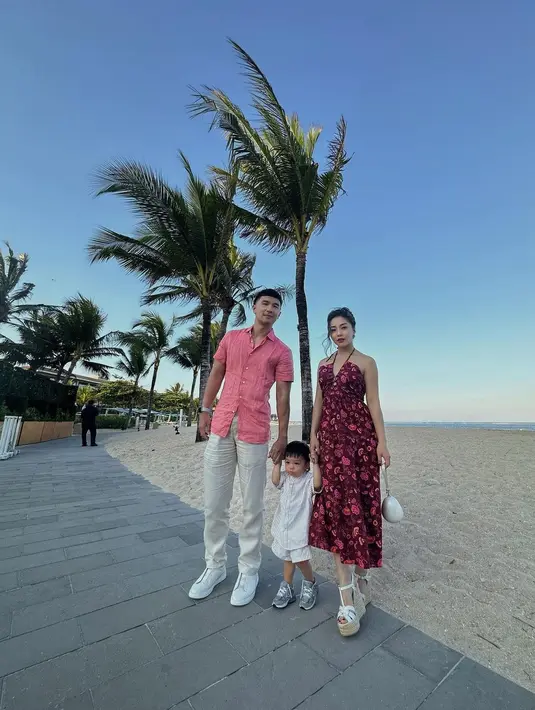 Gaya elegan Nikita Willy memang selalu menarik untuk dijadikan inspirasi. Setelah menikah, gaya couple bersama sang suami, Indra Priawan juga banyak dibicarakan. Kondangan ke Bali, Nikita dan Indra tampil kompak dengan outfit bernuansa merah, menggemaskan sambil gandeng anak. [Foto: Instagram/nikitawillyofficial94]