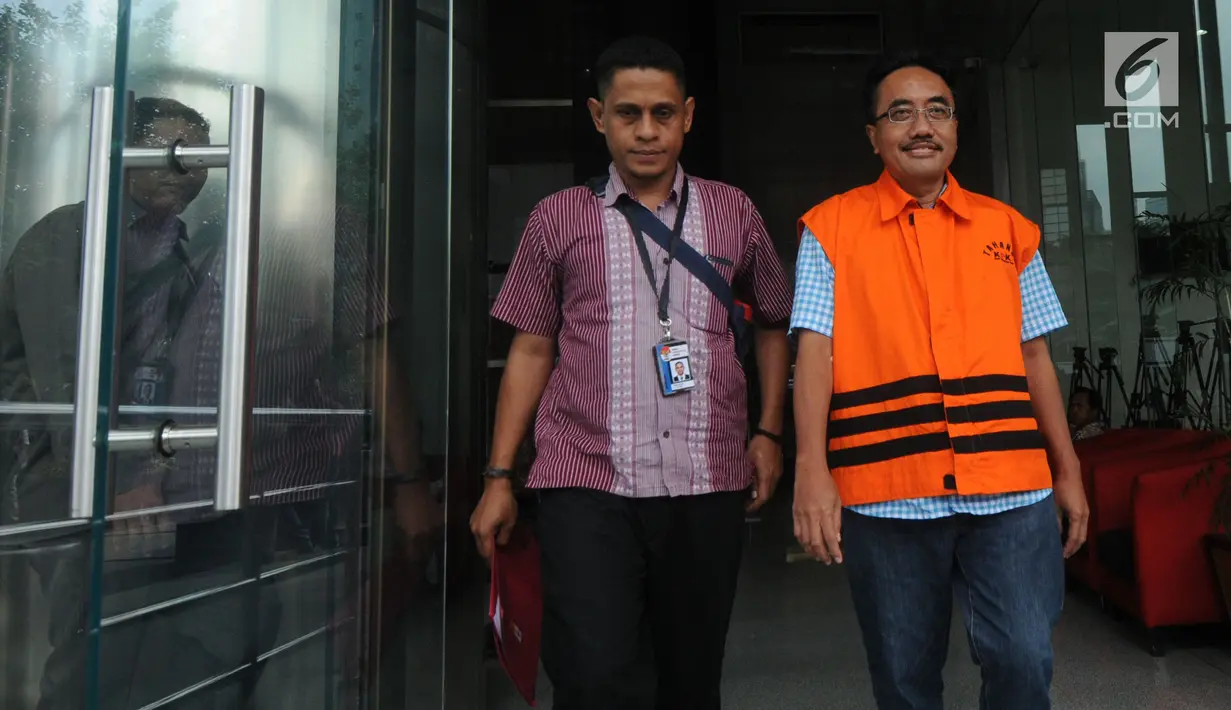 Mantan anggota DPRD Kota Malang Indra Tjahyono usai menjalani pemeriksaan lanjutan di Gedung KPK, Jakarta, Selasa (4/12). Indra diperiksa sebagai tersangka terkait dugaan menerima suap pembahasan APBD-P Pemkot Malang TA 2015. (Merdeka.com/Dwi Narwoko)