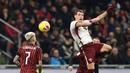 Striker Torino, Andrea Belotti, menyundul bola saat melawan AC Milan pada laga Coppa Italia di Stadion San Siro, Milan, Selasa (28/1). Milan menang 4-2 atas Torino. (AFP/Miguel Medina)