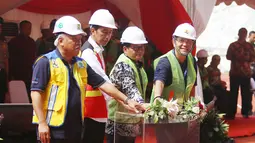 Presiden Joko Widodo atau Jokowi (kedua kiri) meresmikan pembukaan percepatan sertifikasi tenaga kerja konstruksi serentak di seluruh wilayah Indonesia 2017 di Stadion Utama Gelora Bung Karno (GBK), Jakarta, Kamis (19/10). (Liputan6.com/Angga Yuniar)