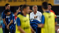 Pelatih Inter Milan Roberto Mancini (tengah) memberikan instruksi kepada anak asuhannya di Stadion Tianhe, Cina, Senin, (27/7/2015). Inter Milan menerima kekalahan meyakitkan dari Real Madrid dengan skor 3-0. (REUTERS/Tyrone Siu)
