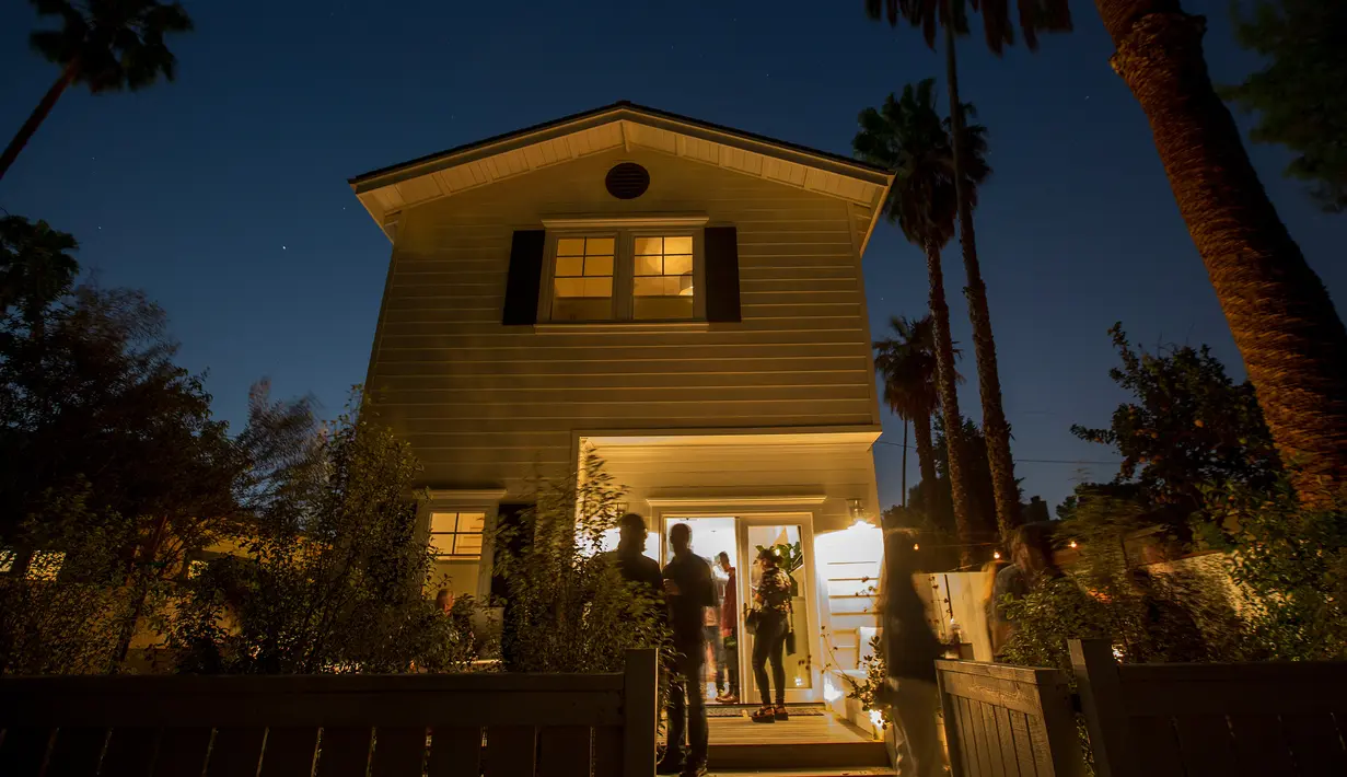 Suasana peresmian Privee Social Club di Venesia, Los Angeles, California, AS, (23/3). Tempat ini adalah sebuah klub para pengguna ganja eksklusif yang diluncurkan pada 23 Maret 2017. (AFP Photo / David Mcnew)