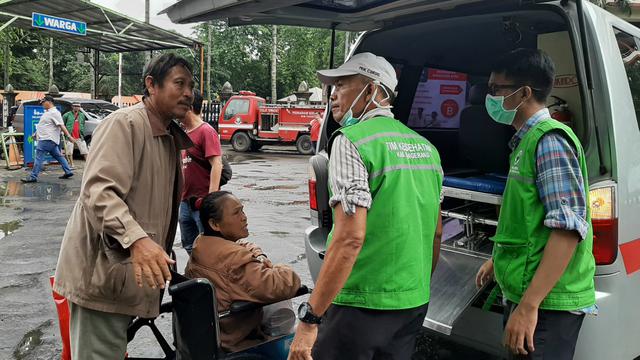 Evakuasi pasien di Rumah Sakit Qadr, Kelapa Dua, Kabupaten Tangerang, Rabu (1/1/2020). (Liputan6.com/ Pramita Tristiawati)