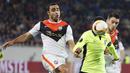 2. Pemain Braga, Marcelo Goiano, berebut bola dengan pemain Shakhtar, Ismaily, pada laga Liga Europa di Stadion Arena Lviv, Ukraina, Kamis (14/4/2016). Shakhtar lolos ke semifinal dengan agregat 6-1. (Reuters/Gleb Garanich)