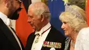 Camilla dan Raja Charles III malam itu bertindak sebagai tamu kehormatan dan menyapa para tamu termasuk mantan Kanselir Jerman Angela Merkel. (Photo by Ian Vogler / POOL / AFP)