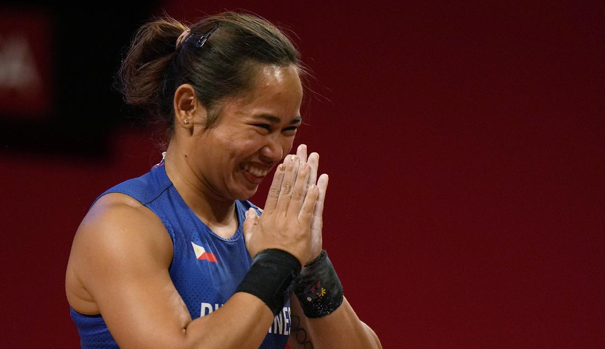 Di samping berprofesi sebagai atlet, Hidilyn Diaz juga menjadi bagian dari Angkatan Udara Filipina. Usai meraih medali emas Asian Games 2018, ia dianugerahi pangkat sersan penerbang putri hingga saat ini. (Foto: AP/Luca Bruno)