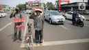 Pesepeda mengambil sikap sempurna saat prosesi mengheningkan cipta di Kawasan Jalan RE Martadinata, Tangerang Selatan, Senin (17/8/2020). Kegiatan mengheningkan cipta ini dilakukan selama 3 menit dalam rangka memperingati HUT ke-75 RI. (Liputan6.com/Faizal Fanani)