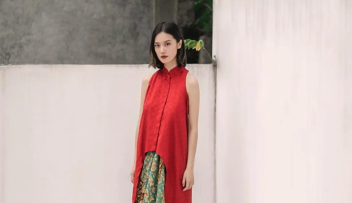 Untuk menampilkan kesan seksi yang elegan, kamu bisa memadukan atasan polos yang memiliki potongan sleeveless alias tanpa lengan dengan kain. Salah satu koleksi dari Binhouse menampilkan atasan tanpa lengan dengan kerah mandarin yang dipadukan dengan kain batik sutera. (instagram/binhouse_official)
