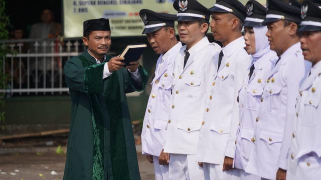 Sebanyak 89 Kepala Desa Terpilih menjalani sumpah jabatan dalam pelantikan di Sekretariat Daerah (Setda) Garut, Jawa Barat, hari ini.