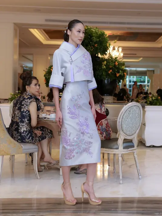 Sebastian Gunawan dalam siaran persnya menyampaikan koleksi ini mengangkat tema perubahan menuju hal yang lebih baik, dengan menghadirkan cheongsam yang memadukan estetika tradisional dengan sentuhan modern yang selaras dengan gaya hidup masa kini.[Fimela/Daniel Kampua]