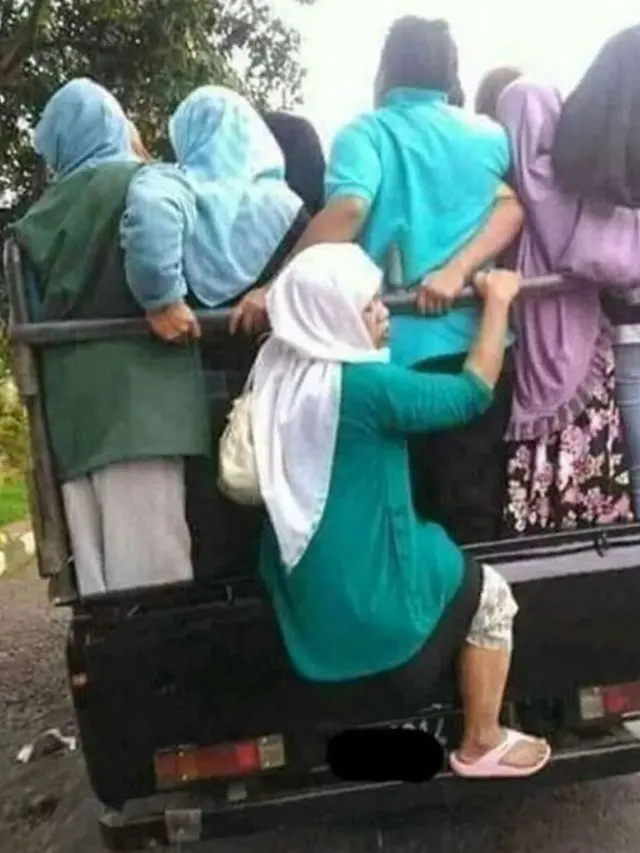 8 Potret Absurd Ibu-Ibu Kalau Lagu Kumpul Bareng Ini Bikin Geleng Kepala