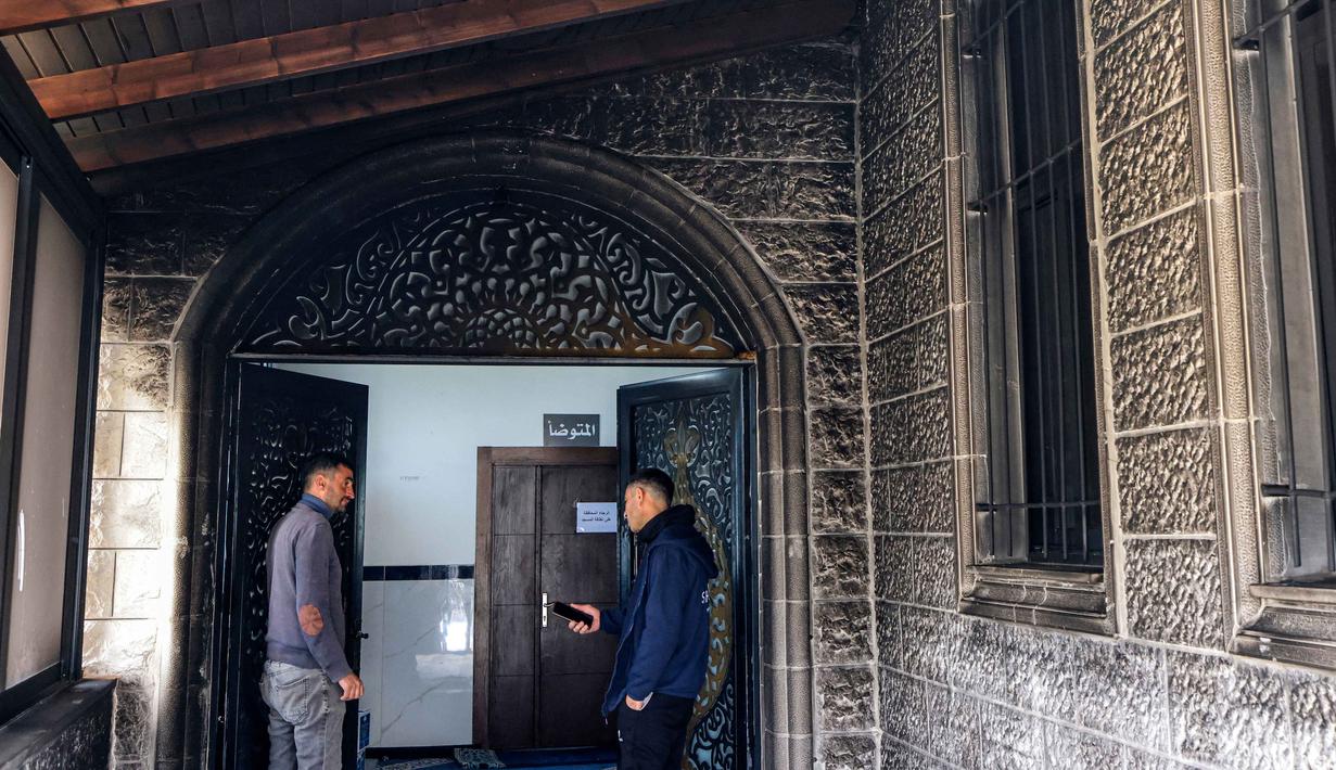 Kementerian Wakaf dan Urusan Agama Palestina mengutuk keras serangan ini sebagai bagian dari eskalasi sistematis terhadap tempat suci. Tampak dalam foto, warga memeriksa pintu masuk Masjid Abu Bakr al-Siddiq di desa Tell, sebelah barat Nablus, Tepi Barat yang diduduki, pada 23 Februari 2026. (JAAFAR ASHTIYEH/AFP)