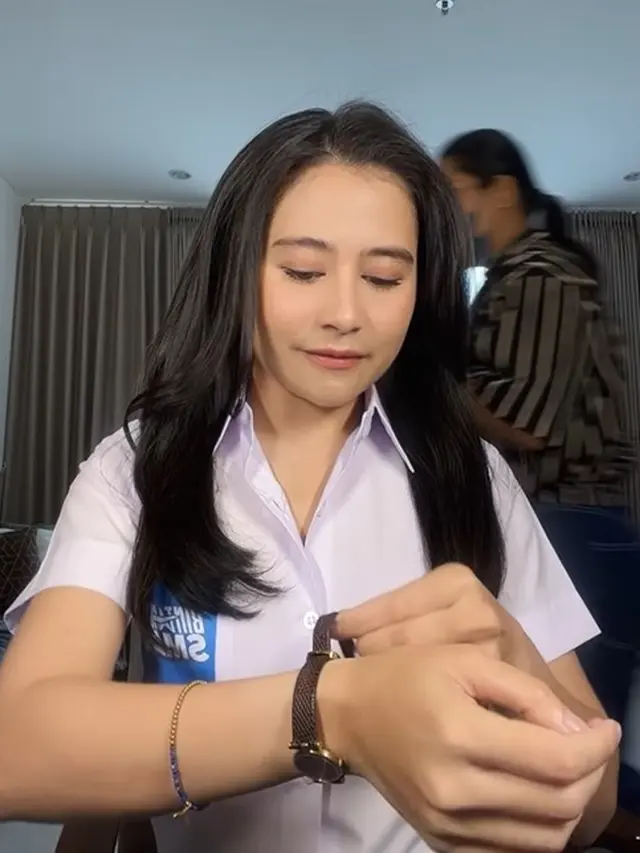 Prilly Latuconsina pakai seragam SMA (Instagram/prillylatuconsina96)