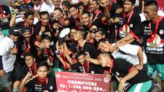 Pemain PMSM Medan merayakan gelar juara Piala Kemerdekaan setelah mengalahkan Persinga Ngawi di final di Stadion Gelora Bung Tomo, Surabaya, Minggu (13/9/2015) malam WIB. (Bola.com/Robby Firly)