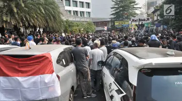 Massa sopir GoCar menggelar aksi di Kantor Gojek, Pasar Raya Blok M, Jakarta, Senin (5/8/2019). Aksi yang diikuti ribuan sopir GoCar dari wilayah di Indonesia menuntut aplikator mengembalikan insentif, memperjelas status kemitraan, dan open suspend secara nasional. (merdeka.com/Iqbal S. Nugroho)