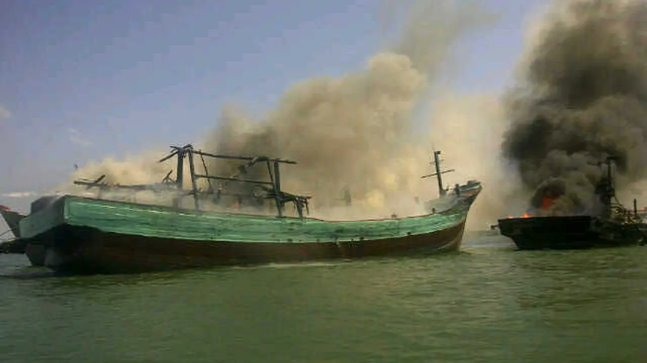 kapal terbakar di pelabuhan benoa