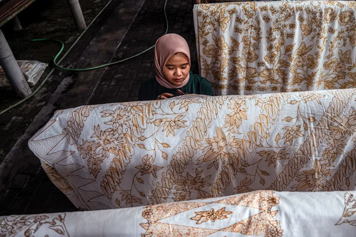 Melihat Proses Pembuatan Kain Batik Tradisional