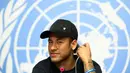 Pesepakbola asal Brasil, Neymar Jr memberi keterangan saat ditunjuk sebagai duta LSM Handicap International di Place des Nations, Jenewa, Swiss (15/7). (Laurent Gillieron/Keystone via AP)