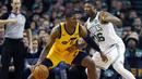 Pemain Utah Jazz, Joe Johnson (6) melihat kesempatan untuk melewati adangan pemain Boston Celtics, Marcus Smart (36) pada lanjutan NBA basketball game di TD Garden, Boston, (15/12/2017). Utah Jazz menang 107-95. (AP/Michael Dwyer)