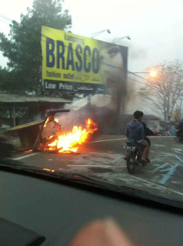 Aksi bakar-bakaran di Puncak bukan kerusuhan. (Sumber foto: twitter.com/aagunawan)