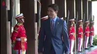 PM Kanada Justin Trudeau tersenyum kepada petugas yang berjaga di The Apurva Hotel, Nusa Dua, Bali, Selasa (15/11/2022). (Dok. Sekretariat Presiden via Youtube)