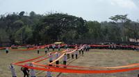 Stagen sepanjang 1.016 meter yang digelar di lapangan Candi Banyunibo Sleman memecahkan rekor MURI dan dunia sebagai stagen tenun terpanjang (Liputan6.com/ Switzy Sabandar)