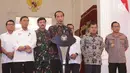 Presiden Joko Widodo (tengah) menyampaikan keterangan terkait kerusuhan pascapengumuman hasil Pemilu 2019 di Istana Merdeka, Jakarta, Rabu (22/5/2019). Jokowi mengatakan tidak akan menoleransi pihak-pihak yang akan mengganggu keamanan, proses demokrasi, dan persatuan negara. (Liputan6.com/HO/Ran)