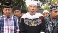 Ustad Aswan [di tengah, mengenakan peci putih]