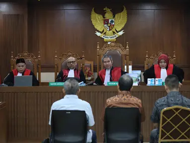 Tiga terdakwa kasus dugaan korupsi tata kelola minyak mentah saat mengikuti sidang pembacaan tuntutan di Pengadilan Tindak Pidana Korusi (Tipikor), Jakarta, Kamis (23/4/2026). Tiga terdakwa terkait kasus dugaan korupsi tata kelola minyak mentah dituntut 8 hingga 14 tahun penjara. (Kapanlagi.com/Budy Santoso)