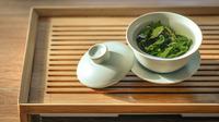 Meski menyehatkan, teh hijau yang dikonsumsi secara berlebihan bisa membahayakan kesehatan tubuh. (Unsplash/jia ye wa).