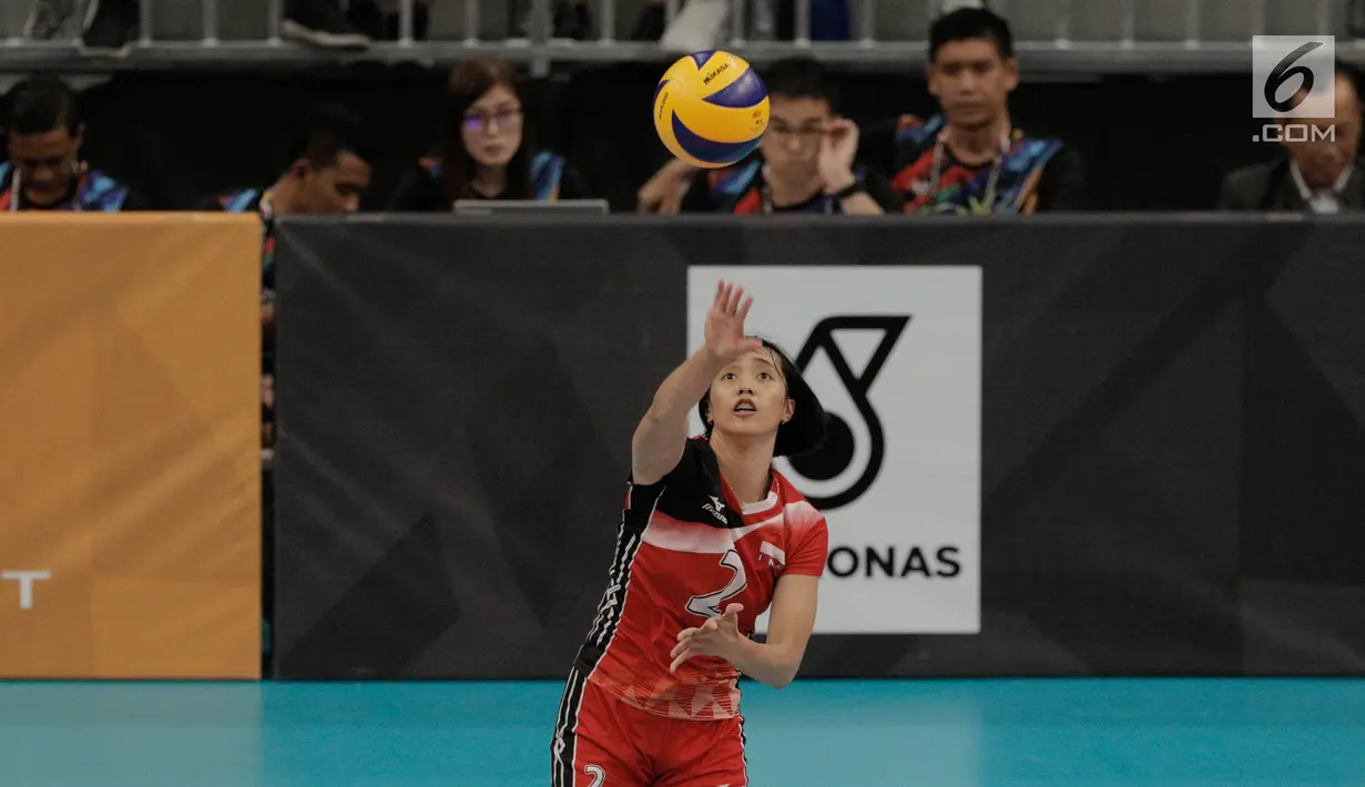 Timnas voli putri Indonesia Andya Agustina Putri melakukan servis saat melawan Thailand dalam laga final Sea Games 2017 di MITEC, Kuala Lumpur, Malaysia, Minggu (27/8). Indonesia kalah melawan Thailand dengan skor 0-3. (Liputan6.com/Faizal Fanani)