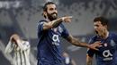 Pemain Porto, Sergio Oliveira, melakukan selebrasi usai mencetak gol ke gawang Juventus pada laga Liga Champions di Stadion  Allianz, Rabu (10/3/2021). Juventus tersingkir karena skor agregat 4-4. (AP/Luca Bruno)