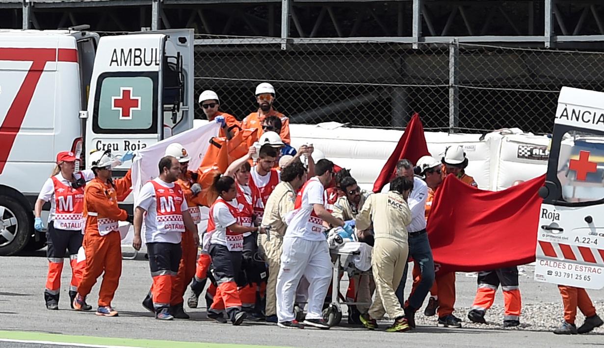 Pebalap Moto2 asal Spanyol, Luis Salom, dievakuasi ke rumah sakit setelah mengalami kecelakaan pada latihan bebas kedua (FP2) GP Catalunya, Spanyol, (3/6/2016). Luis Salom dinyatakan meninggal dunia beberapa saat kemudian. (AFP/Josep Lago)