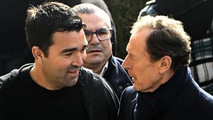 Sports Director F Barcelona, Anderson de Souza Deco (kiri) dan public relations Real Madrid, Emilio Butragueno menghadiri acara penghormatan untuk mendiang mantan presiden FC Porto, Jorge Nuno Pinto da Costa di Stadion Dragao, Porto, Portugal pada 17 Februari 2025. Pinto da Costa, menjabat sebagai presiden FC Porto dari tahun 1982 hingga 2024 dan meninggal dunia pada usia 87 tahun. (AFP/Miguel Riopa)