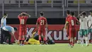 Kiper Timnas Indonesia U-20, Cahya Supriadi mendapatkan pertolongan pertama dari tim medis usai mengalami cedera dalam pertandingan matchday kedua Kualifikasi Grup F Piala Asia U-20 2023 di Stadion Gelora Bung Tomo, Surabaya, Jumat (16/9/2022). (Bola.com/Ikhwan Yanuar)