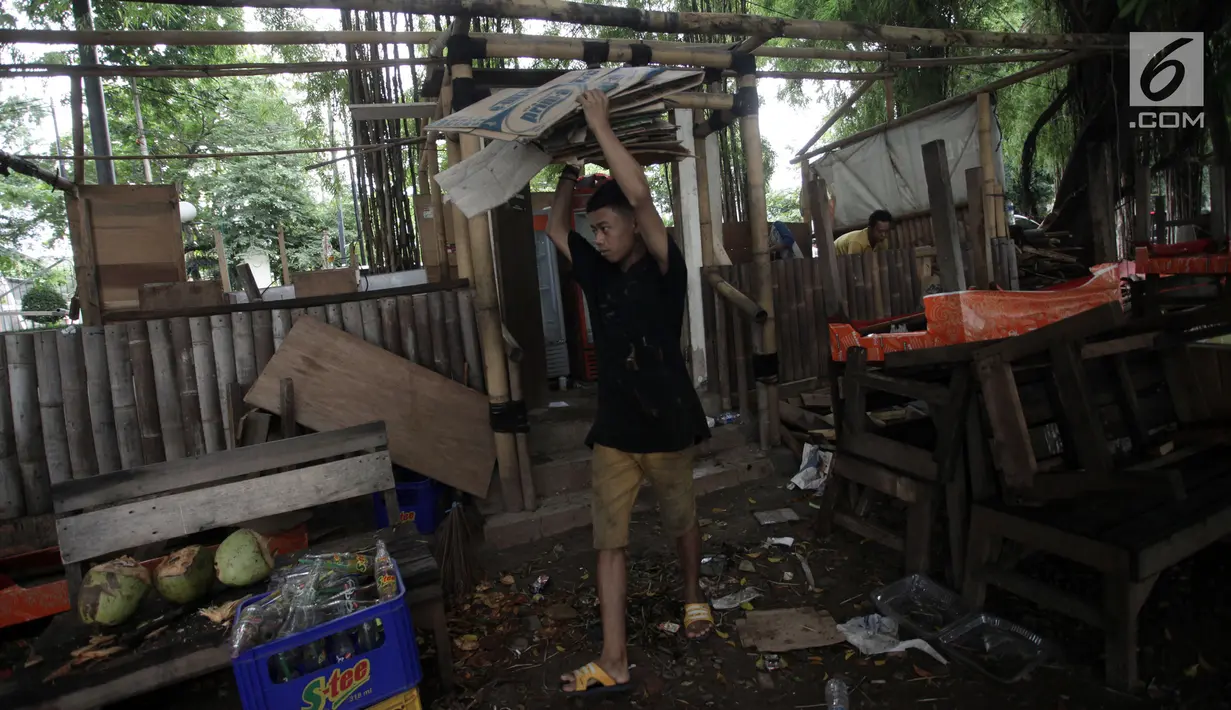Pedagang mengumpulkan barang dari lapak saat pembongkaran di kawasan Danau Sunter, Jakarta Utara, Jumat (19/1). (Liputan6.com/Arya Manggala)