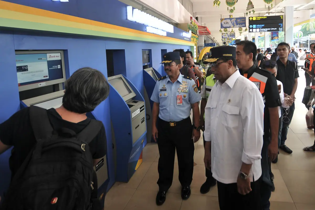 Menhub Budi Tinjau Pelayanan Arus Mudik di Bandara Halim Perdanakusuma