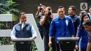 Ketum Partai Demokrat Agus Harimurti Yudhoyono bersama Gubernur DKI Anies Baswedan memberikan keterangan di DPP Partai Demokrat, Jakarta, Jumat (7/10/2022). Kunjungan Anies ke Demokrat ini merupakan yang pertama setelah diusung sebagai calon presiden (capres) Pilpres 2024 oleh Partai NasDem. (Liputan6.com/Faizal Fanani)