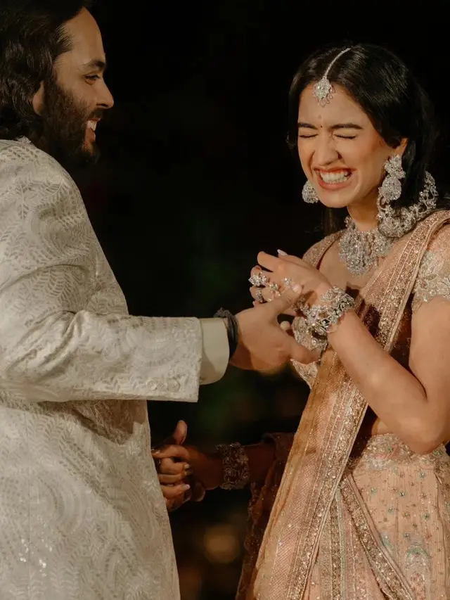 Detail Busana Sari khas Tradisi India yang Dikenakan Radhika Merchant. [@taruntahiliani/@josephradhik/@storiesbyjosephradhik]