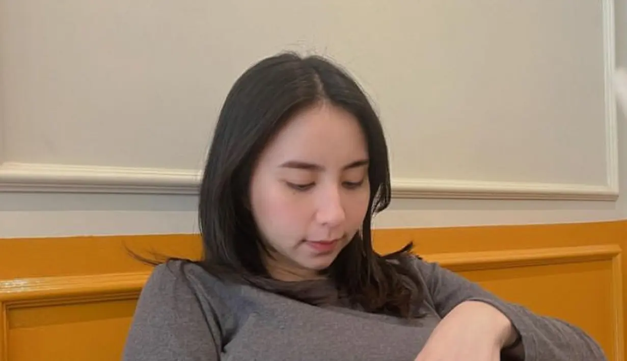 Ia juga tampil dengan atasan lengan panjang abu-abu dipadukan celana hamil warna hitam.
[@clairineclay]