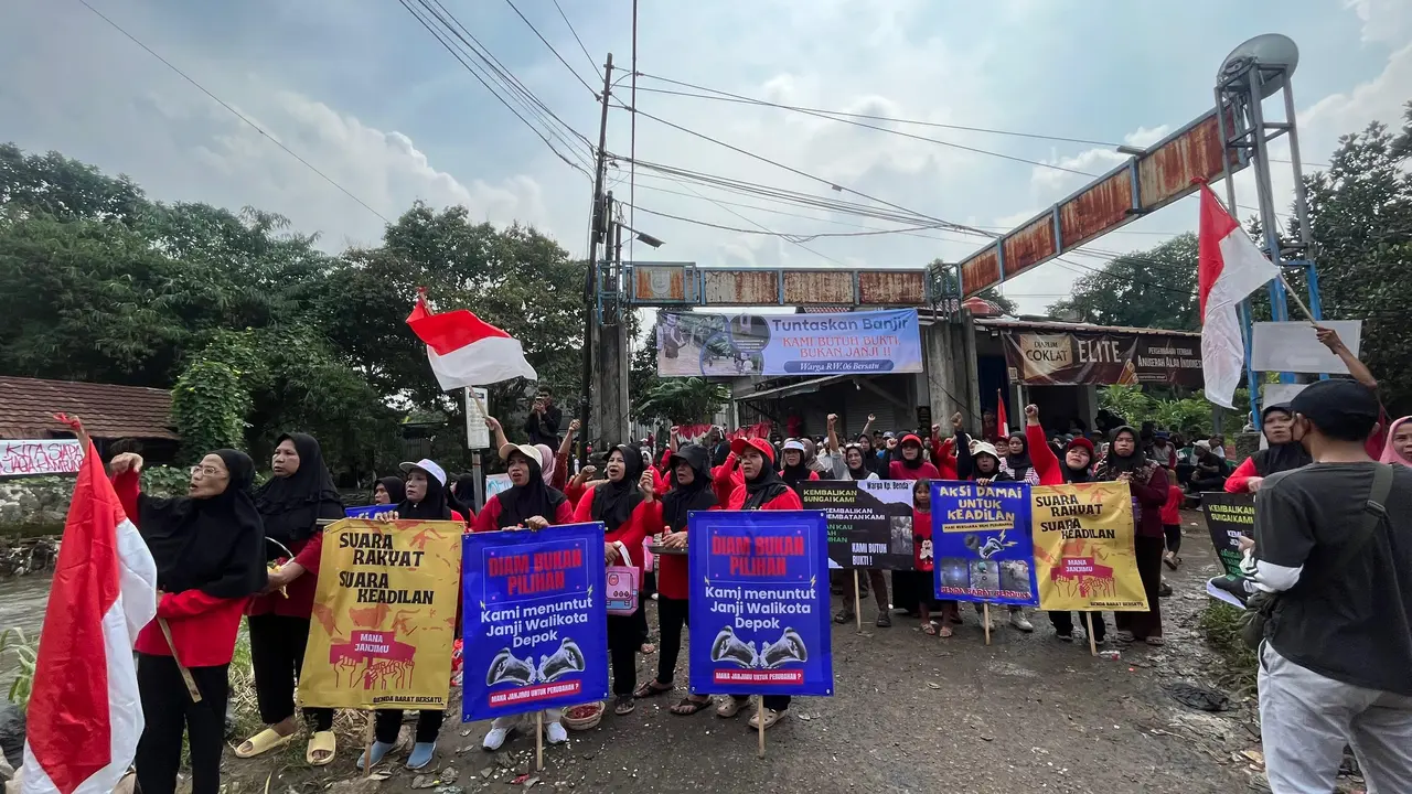 Sejumlah warga melakukan aksi demo lantaran kesal kerap terdampak banjir akibat longsoran TPA Cipayung di Kali Pesanggrahan, Depok.