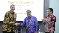 Presdir & CEO Indosat Ooredoo, Ahmad Al Neama (kiri), CEO Mitratel, Herlan Wijanarko (tengah), dan Dirut Telkom Indonesia, Ririek Adriansyah (kanan) saat penandatanganan perjanjian jual beli menara di Kantor Pusat Indosat Ooredoo, Jakarta (14/10/2019).