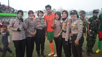 Kurnia Meiga dimintai foto bersama para Polwan yang mengamankan Habibie Cup seusai membawa Persipare ke final Habibie Cup. (Bola.com/Ahmad Latando)