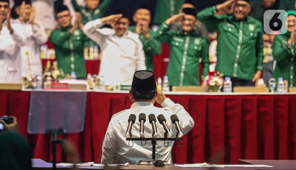 Ketua Umum Partai Gerindra Prabowo Subianto memberi hormat saat deklarasi koalisi antara Partai Gerindra dan Partai Kebangkitan Bangsa (PKB) dalam Rapimnas Gerindra di SICC, Sentul, Kabupaten Bogor, Jawa Barat, Sabtu (13/8/2022). Partai Gerindra dan PKB secara resmi menyatakan berkoalisi untuk pemilu 2024. (Liputan6.com/Faizal Fanani)
